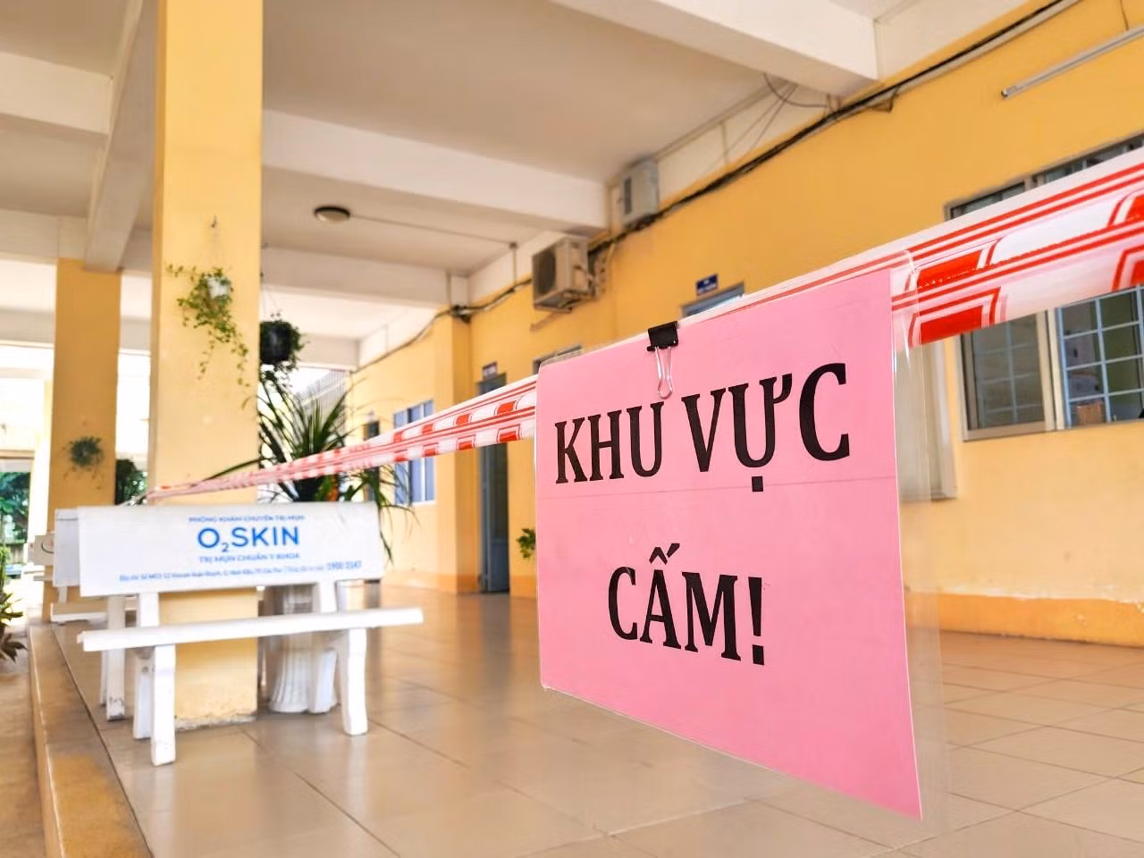 Khu vực phòng đề thi được giăng dây và treo bảng cấm - Ảnh: Kim Hà.