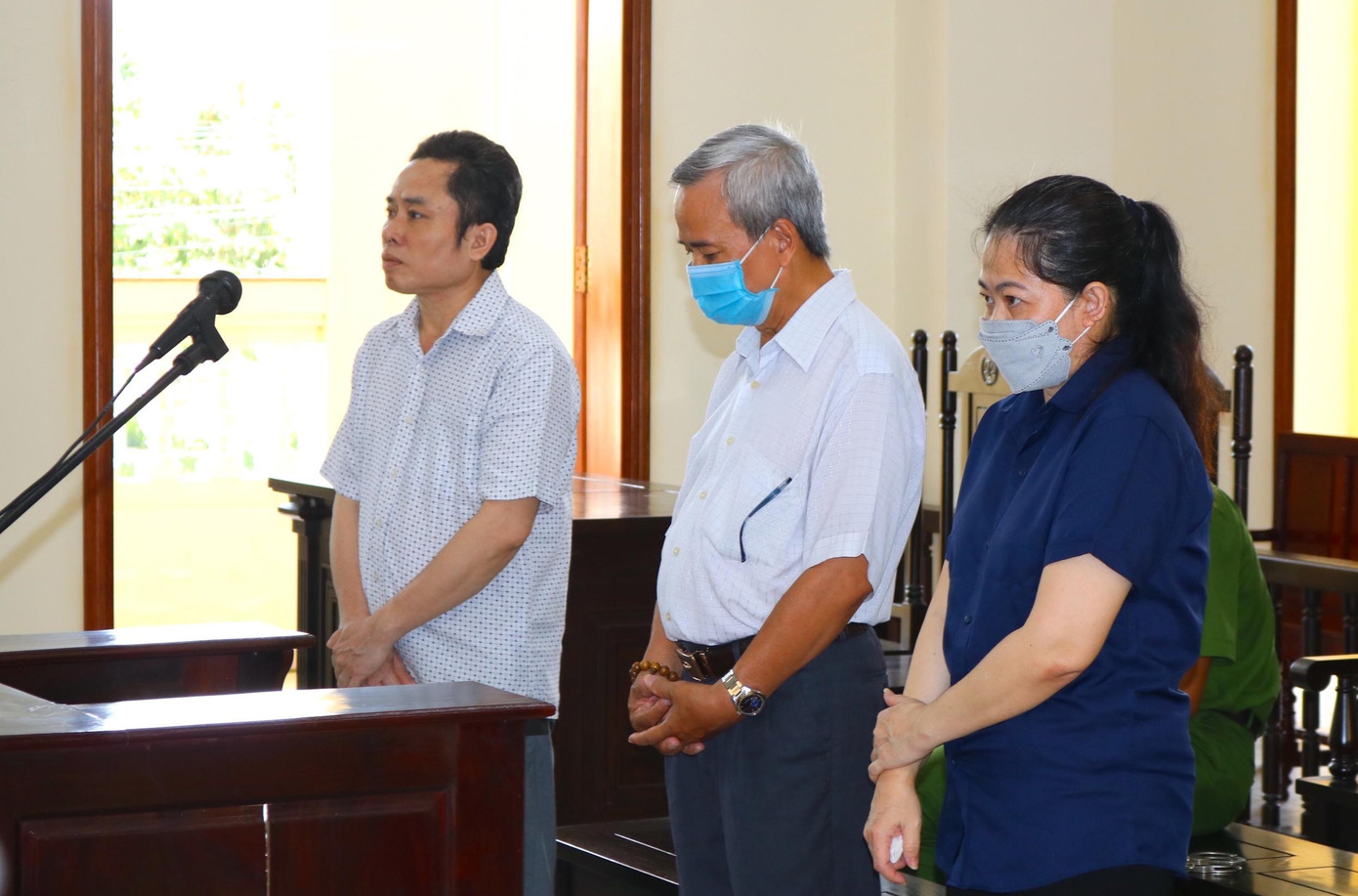 Các bị cáo Trang, Việt (ở giữa) và Thuần tại phiên toà - Ảnh: Kim Hà.