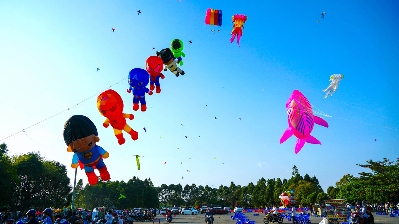 Bên cạnh những con diều truyền thống, những người đam mê diều ở Cần Thơ còn mạnh dạn đầu tư diều khí động học siêu to, với giá lên đến chục triệu một con. Bên cạnh những con diều truyền thống, những người đam mê diều ở Cần Thơ còn mạnh dạn đầu tư diều khí động học siêu to, với giá lên đến chục triệu một con.