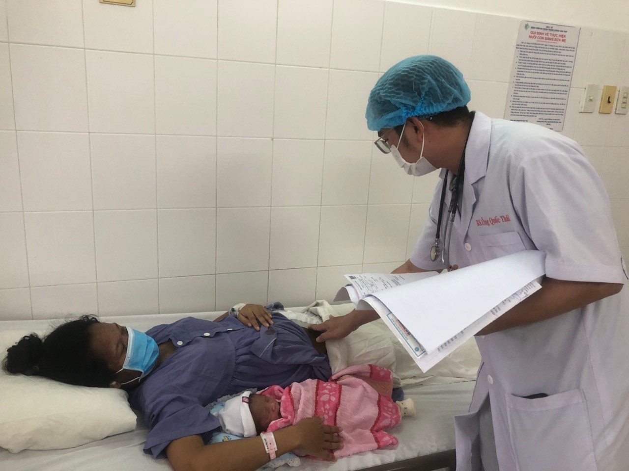 Bé trai chào đời khoẻ mạnh cùng với khối u khủng trong bụng mẹ.