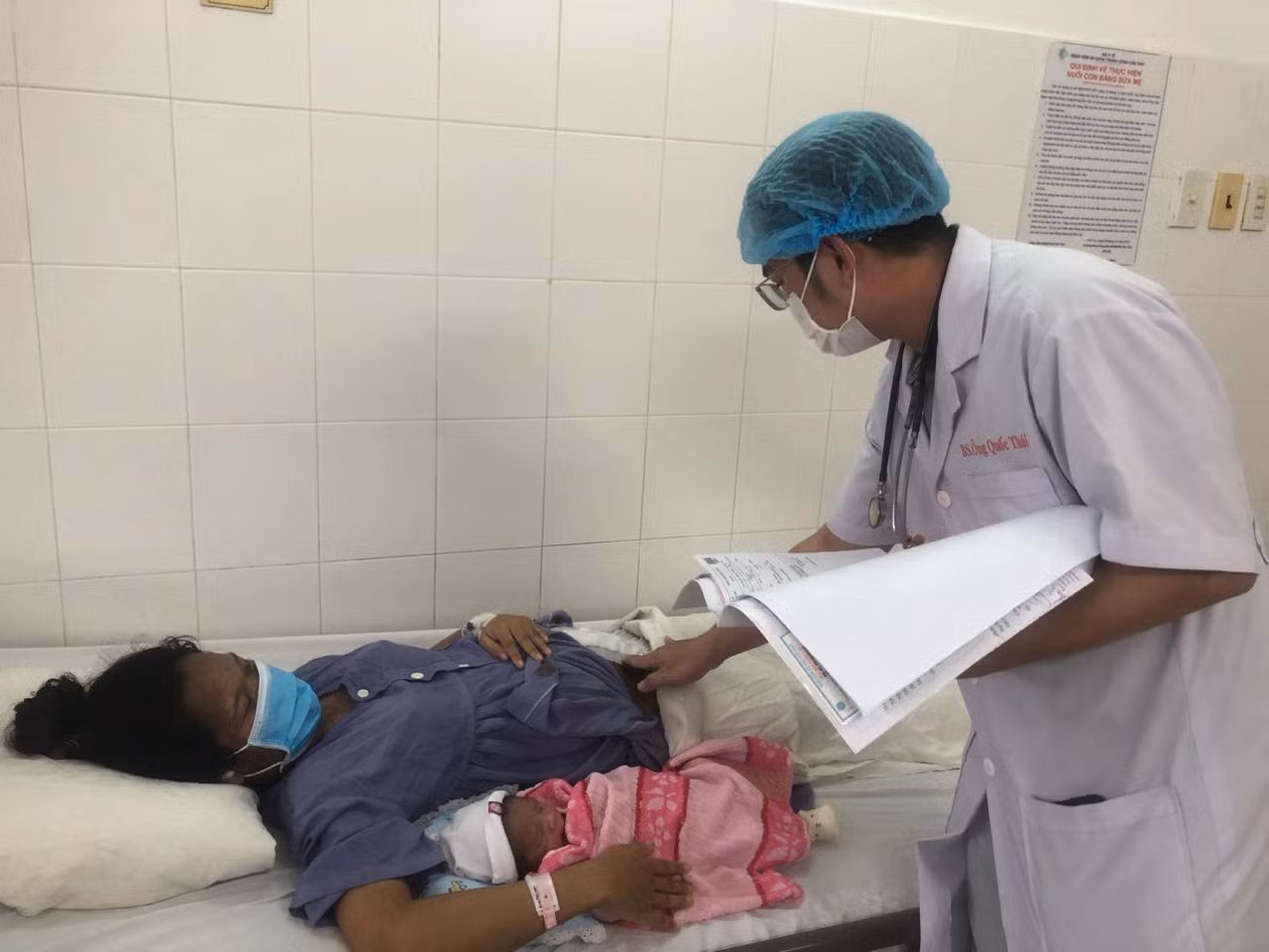 Bé trai chào đời khoẻ mạnh cùng với khối u khủng trong bụng mẹ. Bé trai chào đời khoẻ mạnh cùng với khối u khủng trong bụng mẹ.