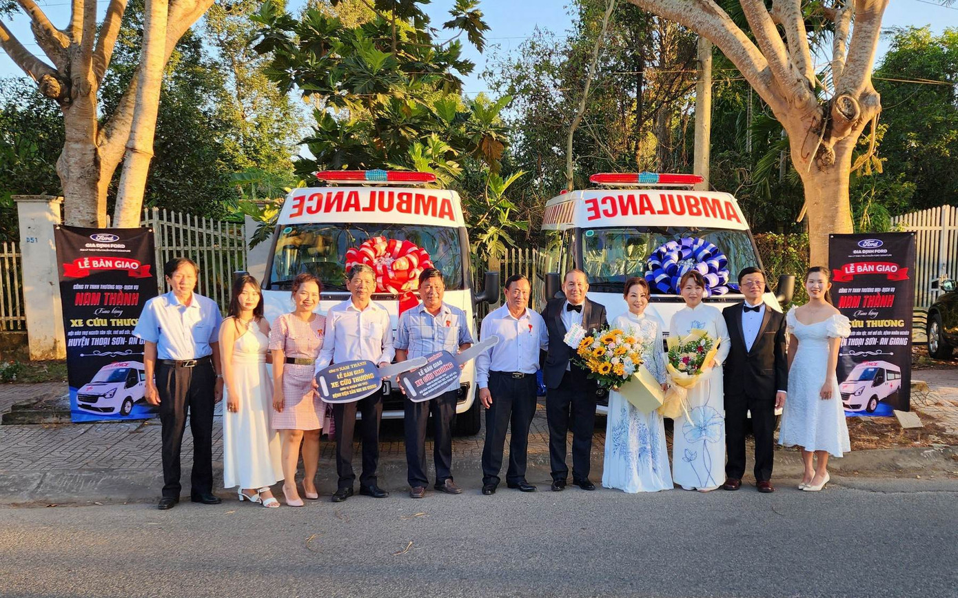 Gia đình nhà gái trao 2 xe cứu thương để giúp bệnh nhân nghèo nhân ngày cưới của con gái.