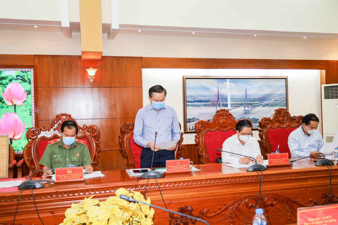 Ông Dương Tấn Hiển - Phó Chủ tịch Thường trực UBND TP Cần Thơ báo cáo với Phó Thủ tướng tại buổi làm việc.