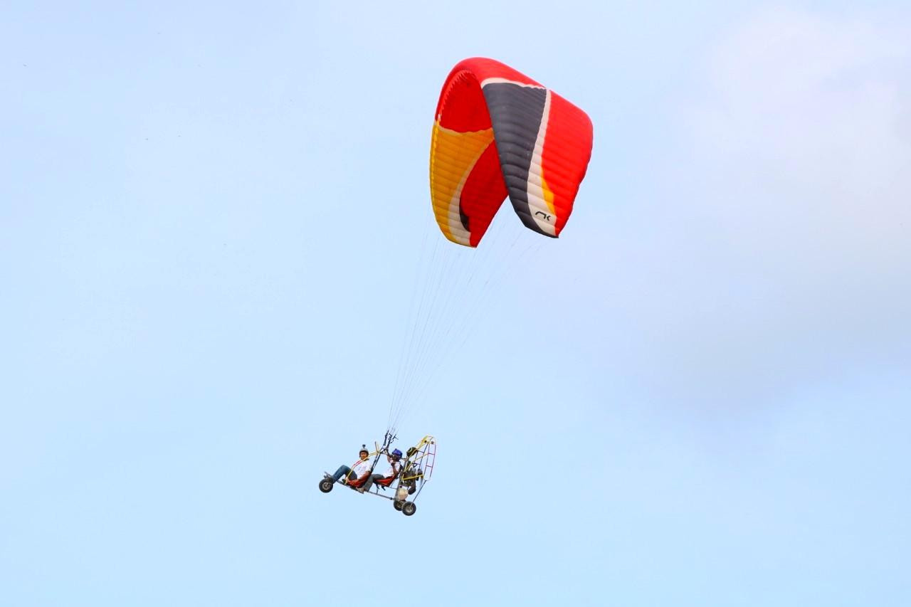 Thông qua chương trình "Bay trên Phụng Hoàng Sơn", địa phương mong muốn đây sẽ là “Trung tâm huấn luyện bay của cả miền Tây”. Từ đó tạo thêm món du lịch mới, độc đáo - Ảnh: Kim Hà.