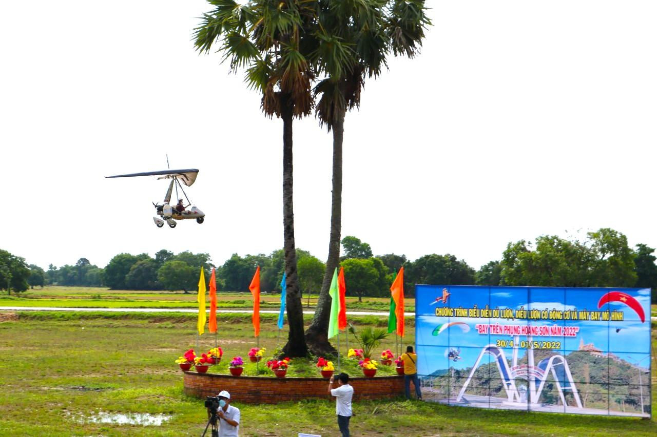 Theo ông Cao Quang Liêm – Bí thư Huyện uỷ, Chủ tịch UBND huyện Tri Tôn, với lợi thế có sẵn, thung lũng đẹp, sân đua bò nên hội tụ nhiều điều kiện tự nhiên thuận lợi. Huyện Tri Tôn xác định đây sẽ là hoạt động du lịch thường niên nên đầu tư 2 đường với chiều dài hơn 500m, trong đó có 1 đường băng chính là 300m. Việc làm 2 đường băng để chuẩn bị cho hoạt động cả năm. Đặc biệt là vào dịp Lễ Quốc khánh 2/9 và Sen Dolta sẽ có tổ chức chương trình “Bay giữa mùa lễ hội” - Kim Hà.