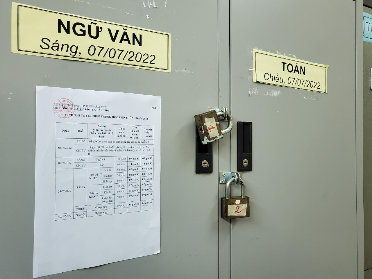 Tủ đựng đề thi, bài thi được trang bị khoá cẩn thận - Ảnh: Kim Hà. Tủ đựng đề thi, bài thi được trang bị khoá cẩn thận - Ảnh: Kim Hà.