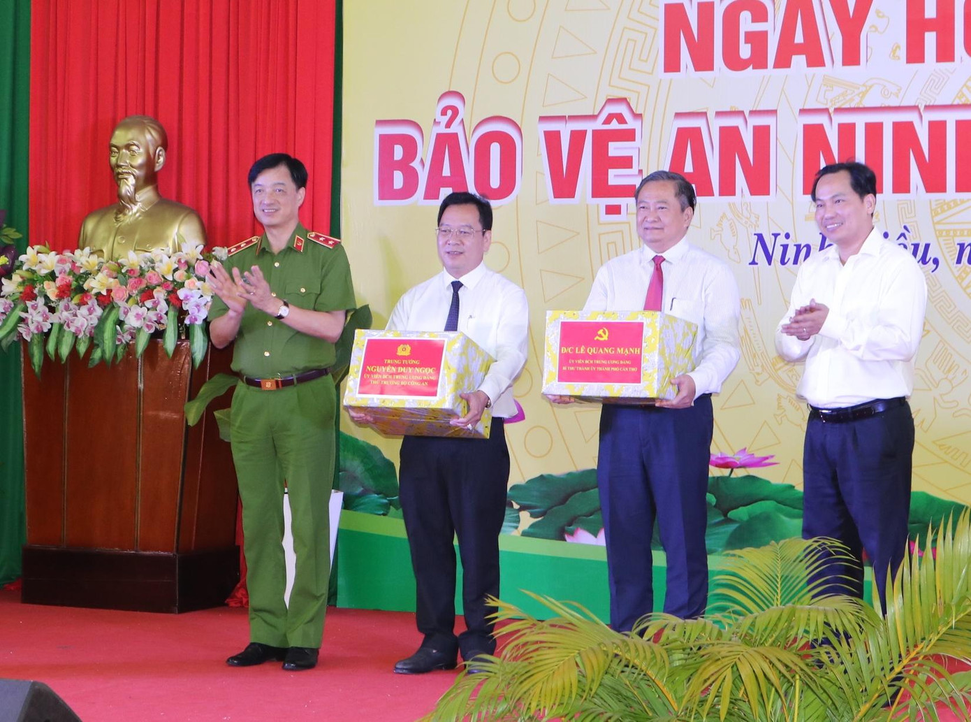 Trung tướng Nguyễn Duy Ngọc - Thứ trưởng Bộ Công an và ông Lê Quang Mạnh - Bí thư Thành uỷ Cần Thơ tặng quà cho đại diện quận Ninh Kiều và Trường Đại học KTCN Cần Thơ vì có thành tích xuất sắc trong phong trào toàn dân bảo vệ ANTQ - Ảnh: Kim Hà.