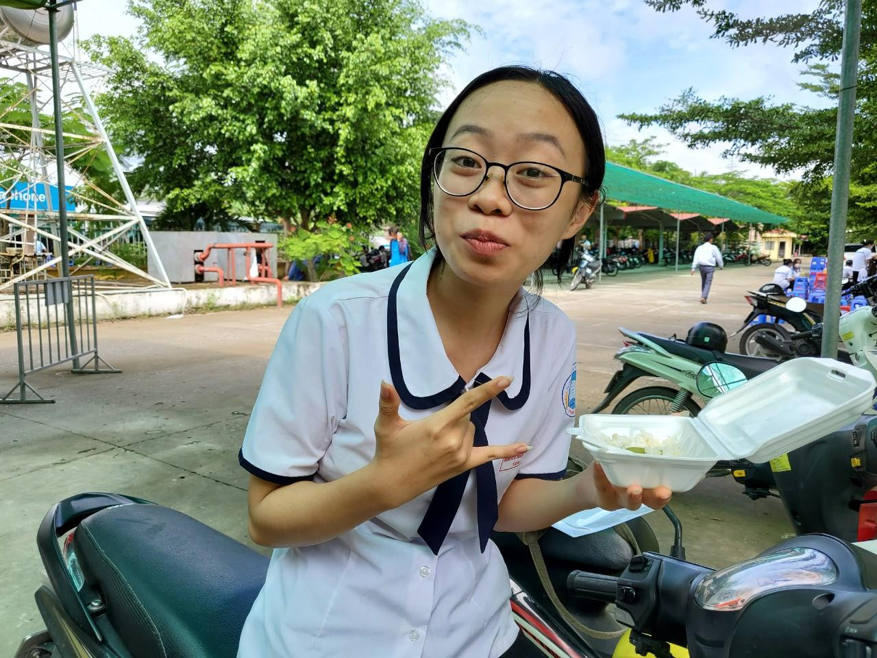 Em Nguyễn Ngọc Thêm (học sinh trường THPT Phan Văn Trị, huyện Phong Điền, TP Cần Thơ) phấn khởi sau môn thi đầu tiên - Ảnh: Kim Hà.