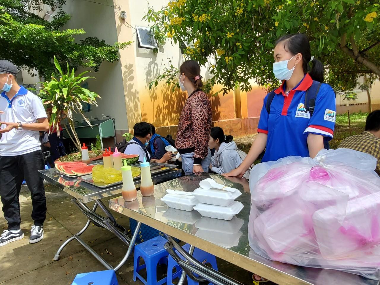 Trường THPT Phan Văn Trị tổ chức cung cấp bữa cơm miễn phí cho các sĩ tử - Ảnh: Kim Hà.