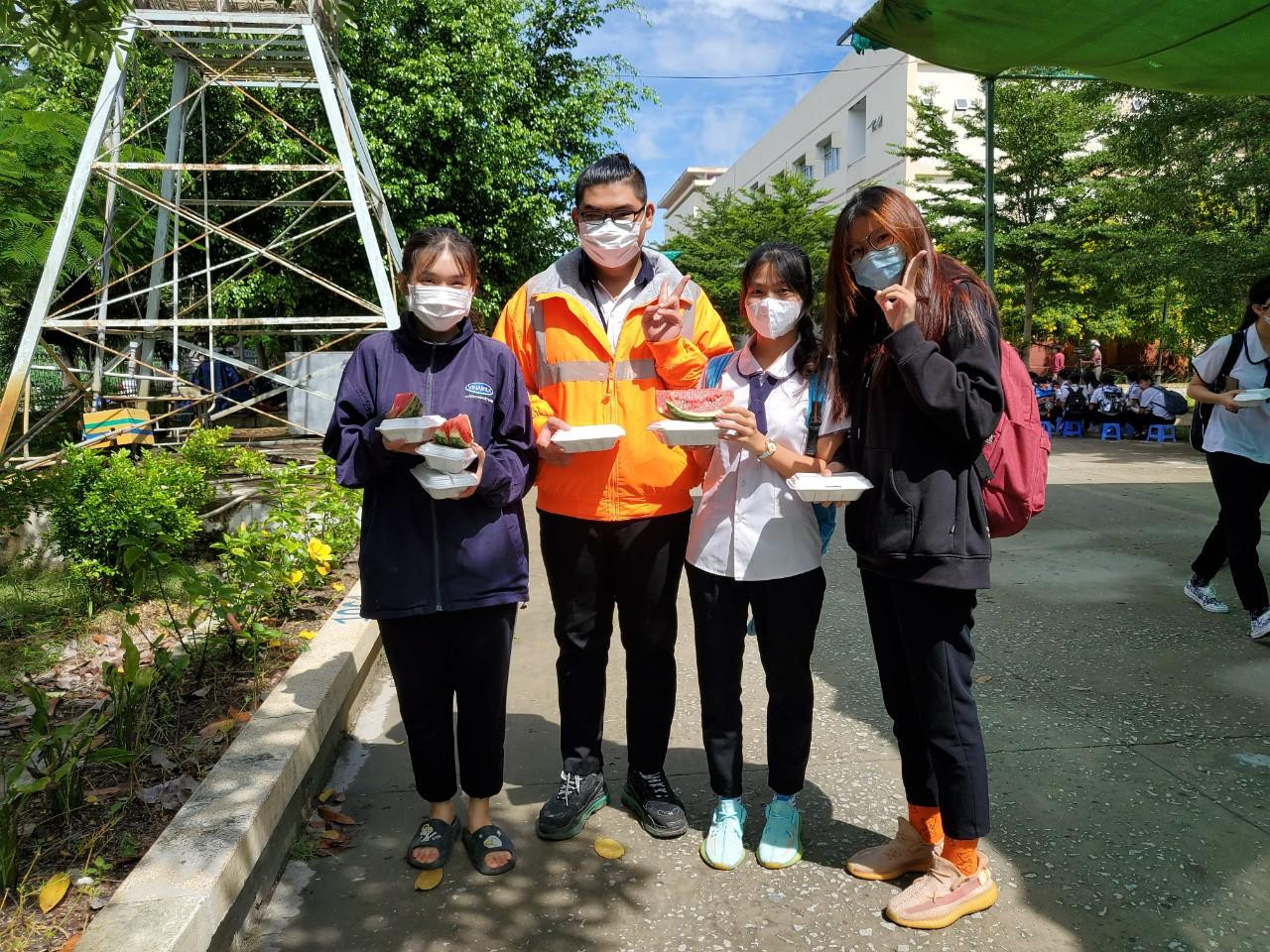 Em Lê Ngọc Đạt (áo cam) cùng các bạn vui vẻ, nắm chắc từ 6,5 điểm trở lên - Ảnh: Kim Hà.