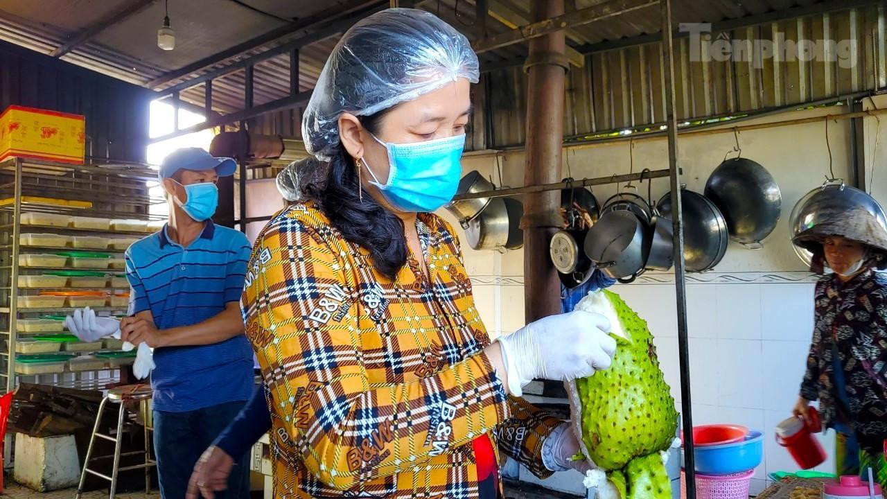 Ví dụ, để cho ra mẻ mứt mãng cầu ngon, người thợ phải thực hiện một loạt công đoạn như: Chọn trái chín cây, lột vỏ, ướp đường, phơi, sấy trên lửa, gói vào giấy kiếng. Còn mứt chanh dây, đầu tiên phải rửa sạch, rồi đem luộc, ướp đường, sấy, phơi... (Ảnh: Kim Hà).