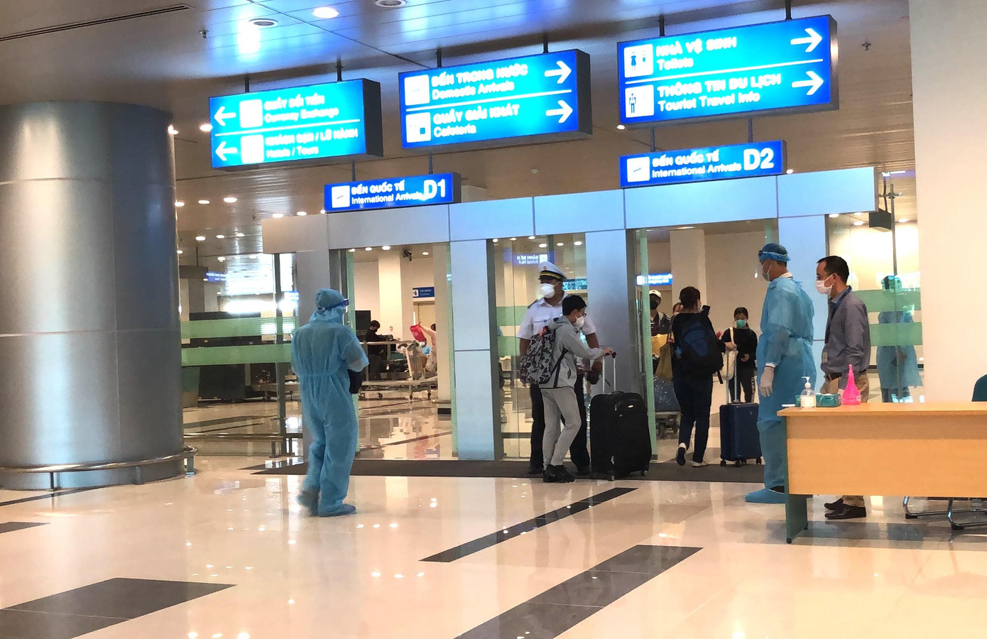 Người có vé máy bay đi nước ngoài được tạo điều kiện đến sân bay - Ảnh: Kim Hà. Người có vé máy bay đi nước ngoài được tạo điều kiện đến sân bay - Ảnh: Kim Hà.