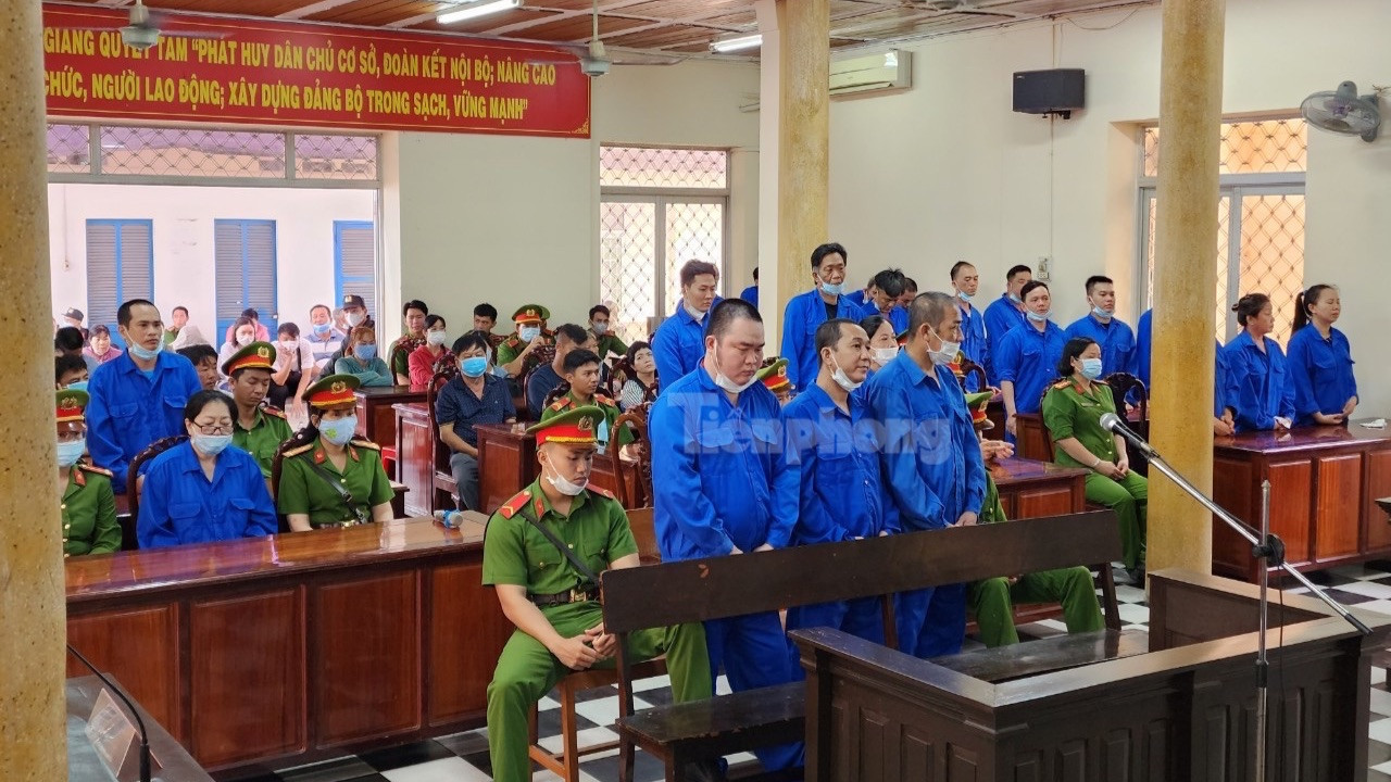 Phiên toà xét xử sơ thẩm bà trùm Mười Tường (đeo kính) cùng 24 đồng phạm trong vụ buôn lậu gần 51kg vàng. Ảnh: Kim Hà. Phiên toà xét xử sơ thẩm bà trùm Mười Tường (đeo kính) cùng 24 đồng phạm trong vụ buôn lậu gần 51kg vàng. Ảnh: Kim Hà.