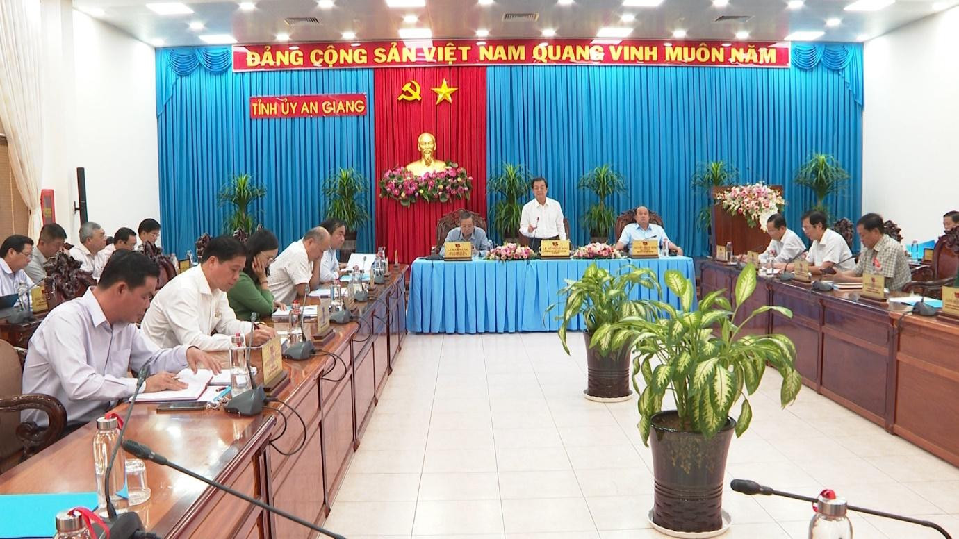 Ông Lê Hồng Quang - Bí thư Tỉnh uỷ An Giang, Trưởng Ban chỉ đạo dự án tuyến đường bộ Châu Đốc - Cần Thơ - Sóc Trăng thuộc địa phận tỉnh An Giang chủ trì cuộc họp. Ông Lê Hồng Quang - Bí thư Tỉnh uỷ An Giang, Trưởng Ban chỉ đạo dự án tuyến đường bộ Châu Đốc - Cần Thơ - Sóc Trăng thuộc địa phận tỉnh An Giang chủ trì cuộc họp.