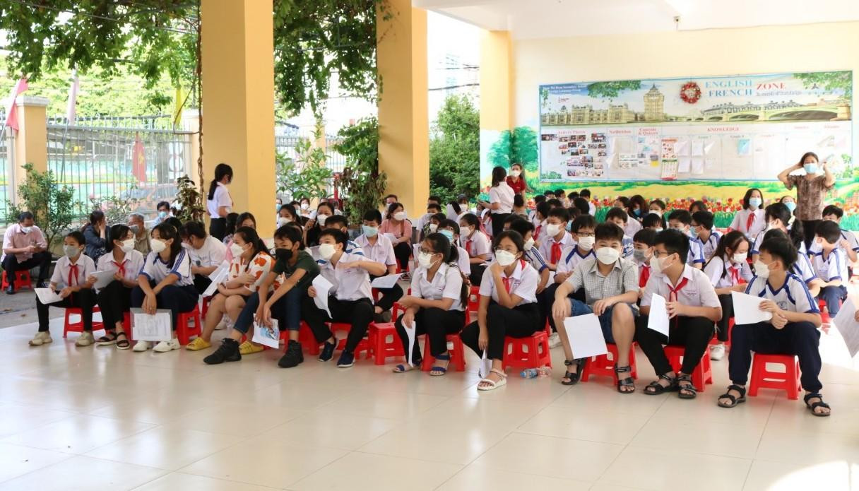 Học sinh đến tiêm vắc xin phòng COVID-19 tại điểm tiêm Trường THCS Đoàn Thị Điểm (quận Ninh Kiều, TP Cần Thơ) - Ảnh: Kim Hà. Học sinh đến tiêm vắc xin phòng COVID-19 tại điểm tiêm Trường THCS Đoàn Thị Điểm (quận Ninh Kiều, TP Cần Thơ) - Ảnh: Kim Hà.