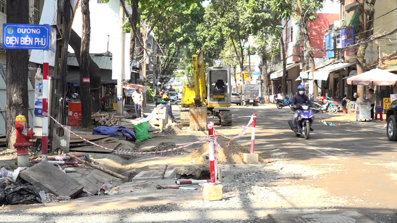 Chủ tịch UBND TP Cần Thơ yêu cầu các chủ đầu tư chỉ đạo đơn vị thi công tập trung toàn lực, đẩy nhanh tiến độ thực hiện các công trình, hoàn trả mặt đường sớm để phục vụ người dân vui xuân đón Tết. Lưu ý việc hoàn trả mặt đường phải đảm bảo bằng phẳng, lưu thông êm thuận. Ðồng thời, giao Sở Giao thông vận tải thành phố, UBND quận, huyện kiểm tra, đôn đốc các chủ đầu tư thực hiện.