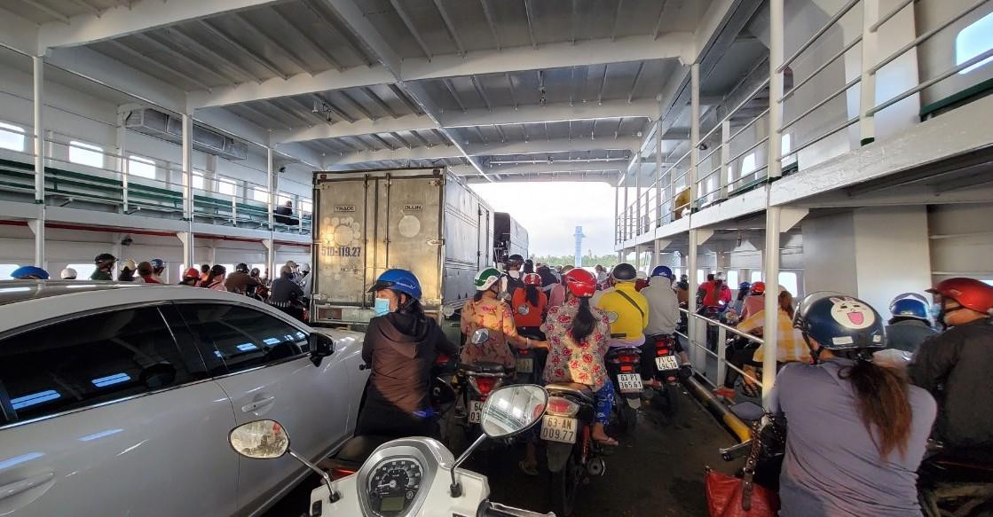 Phà Đình Khao hiện tại là tuyến độc đạo nối huyện Long Hồ, tỉnh Vĩnh Long và huyện Chợ Lách, tỉnh Bến Tre đã tồn tại nhiều năm - Ảnh: Kim Hà. Phà Đình Khao hiện tại là tuyến độc đạo nối huyện Long Hồ, tỉnh Vĩnh Long và huyện Chợ Lách, tỉnh Bến Tre đã tồn tại nhiều năm - Ảnh: Kim Hà.