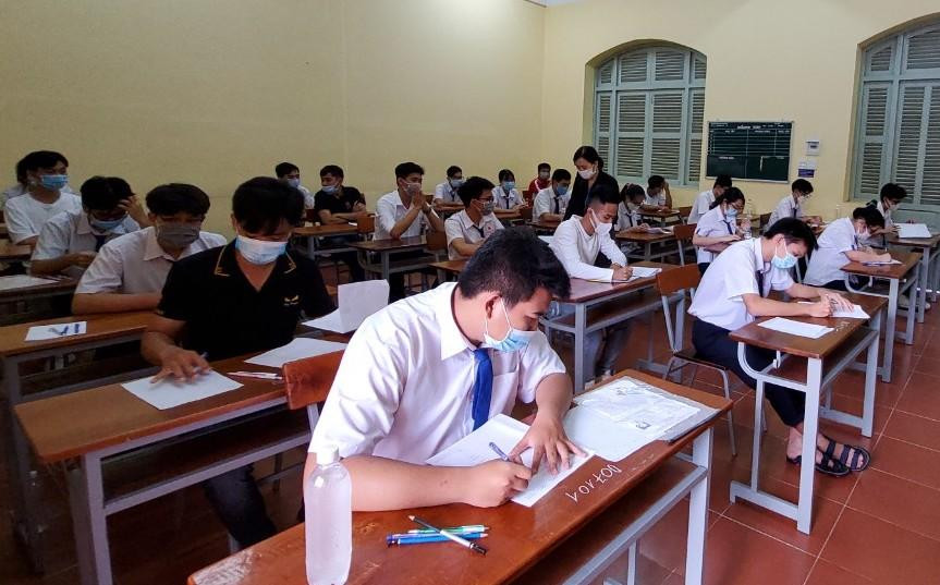 Tại điểm thi Trường THPT Chu Văn An (huyện Phú Tân) có thí sinh nhập viện sau 30 phút làm bài thi - Ảnh minh hoạ.