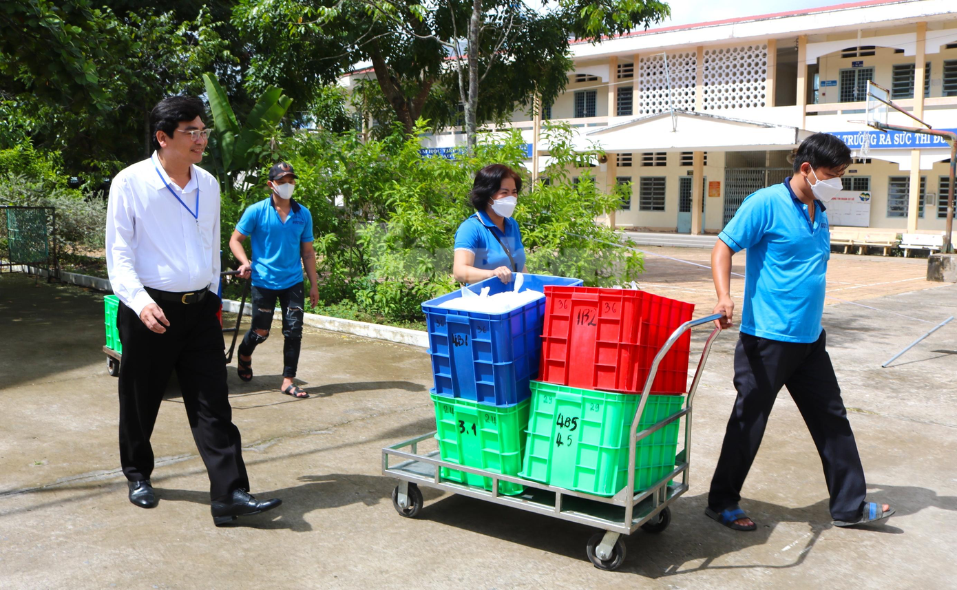 Ông Trần Thanh Bình - Giám đốc Sở GD&amp;ĐT TP Cần Thơ kiểm tra công tác chăm lo bữa ăn cho các sĩ tử - Ảnh: Kim Hà.