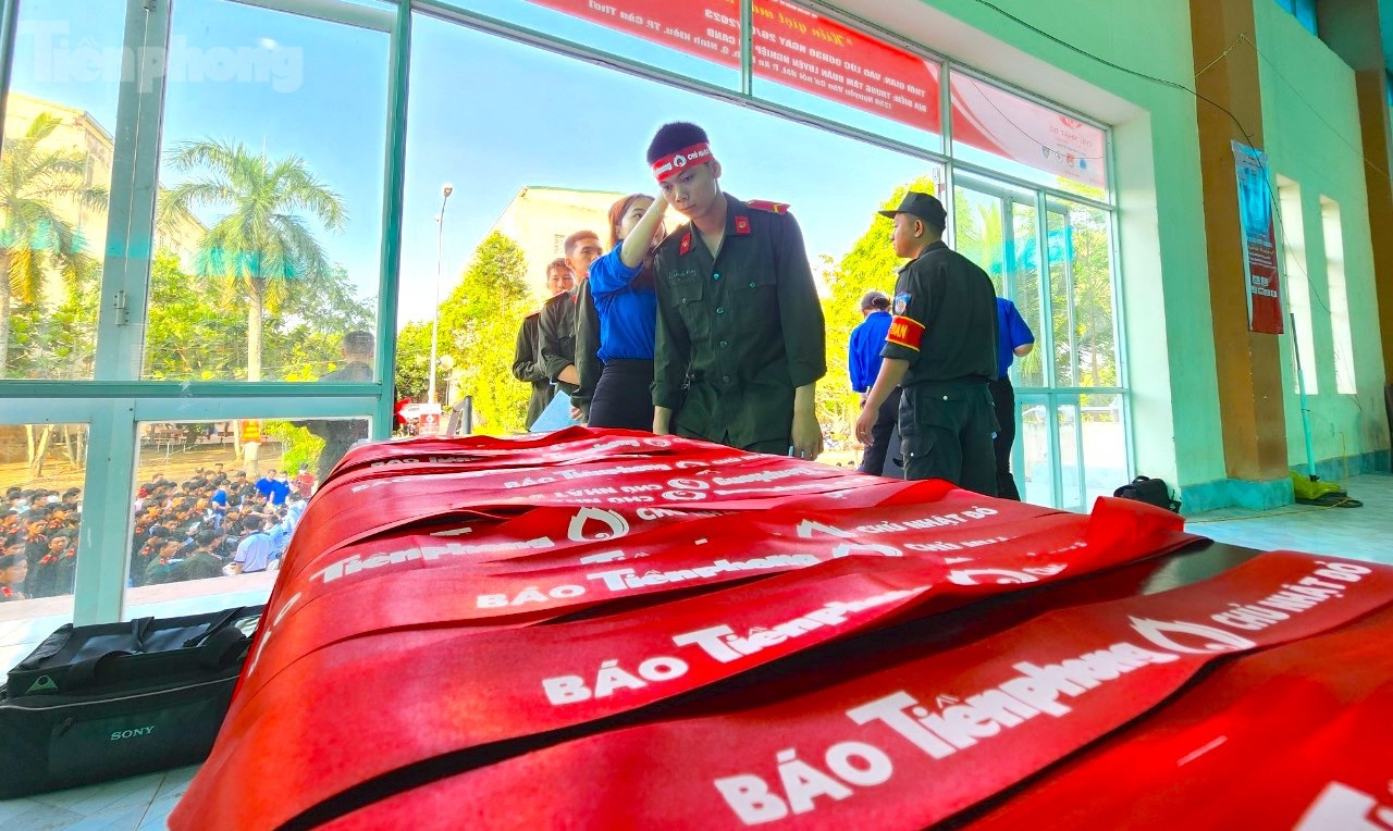 Những chiếc băng đô tươi thắm được các bạn đoàn viên thanh niên đeo cho tình nguyện viên hiến máu.