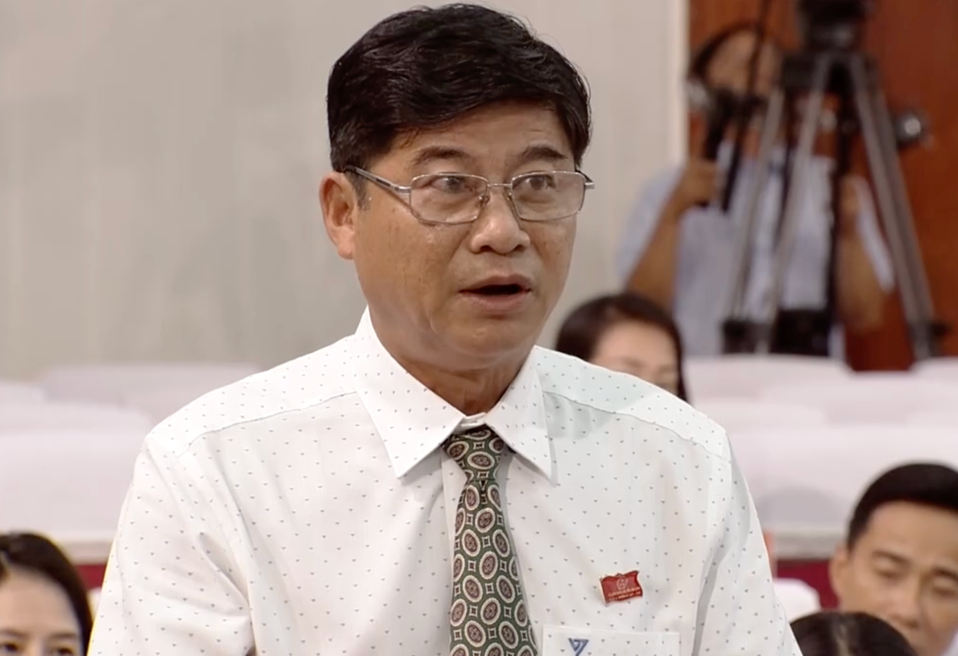 Đại biểu Lê Minh Thiện (đơn vị huyện Long Hồ) chất vấn tại kì họp.