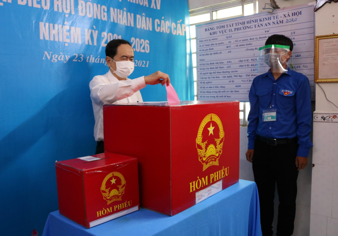 Những lá phiếu đầu tiên của Phó Chủ tịch Thường trực Quốc hội được bỏ vào hòm phiếu - Ảnh: Kim Hà.