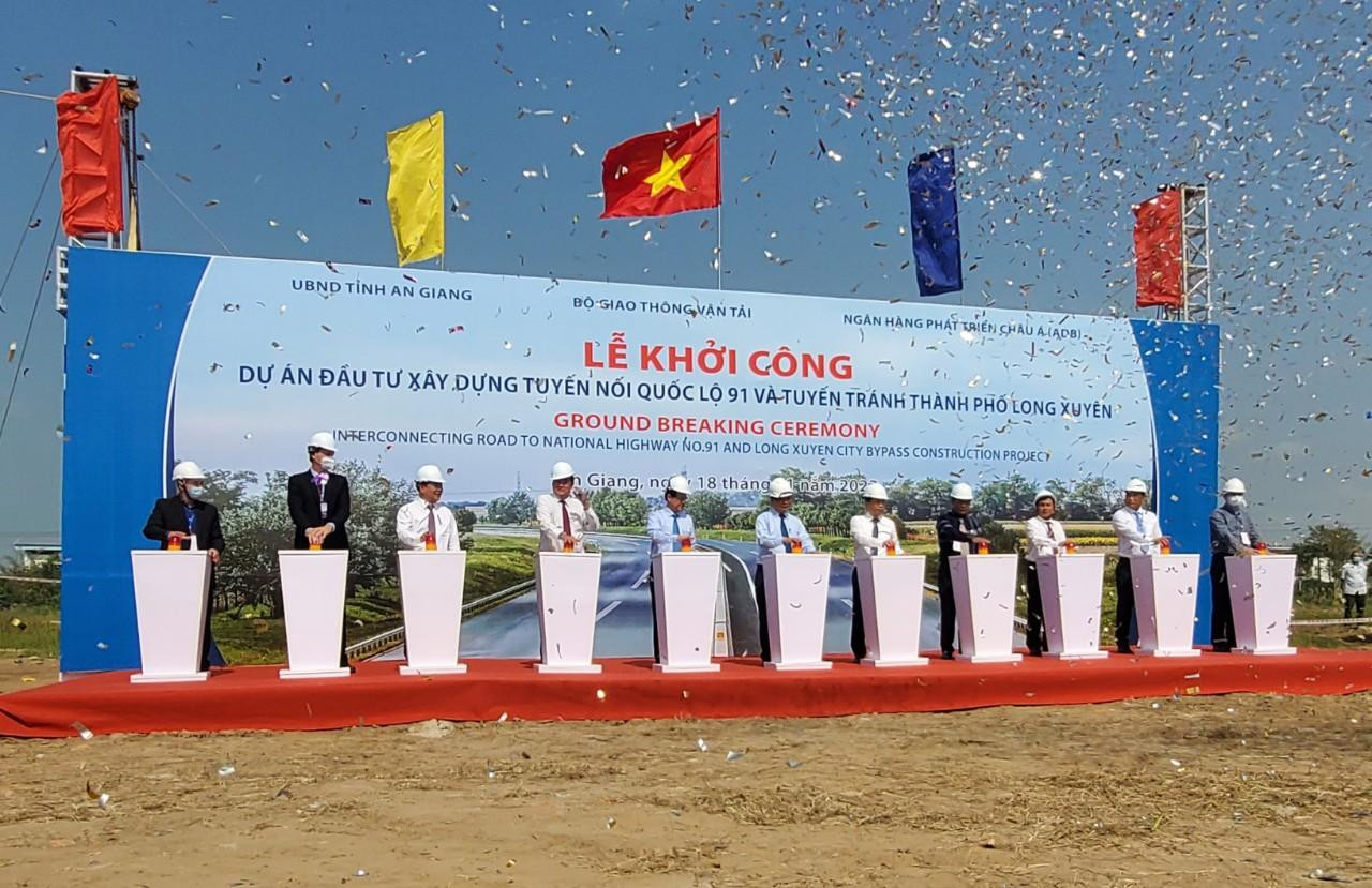 Dự án xây dựng tuyến nối Quốc lộ 91 và tuyến tránh TP Long Xuyên sẽ là một mảnh ghép rất quan trọng để góp phần hoàn thiện mạng lưới giao thông hiện hữu, thúc đẩy phát triển kinh tế - xã hội và củng cố an ninh quốc phòng khu vực Tây Nam bộ - Ảnh: Kim Hà.