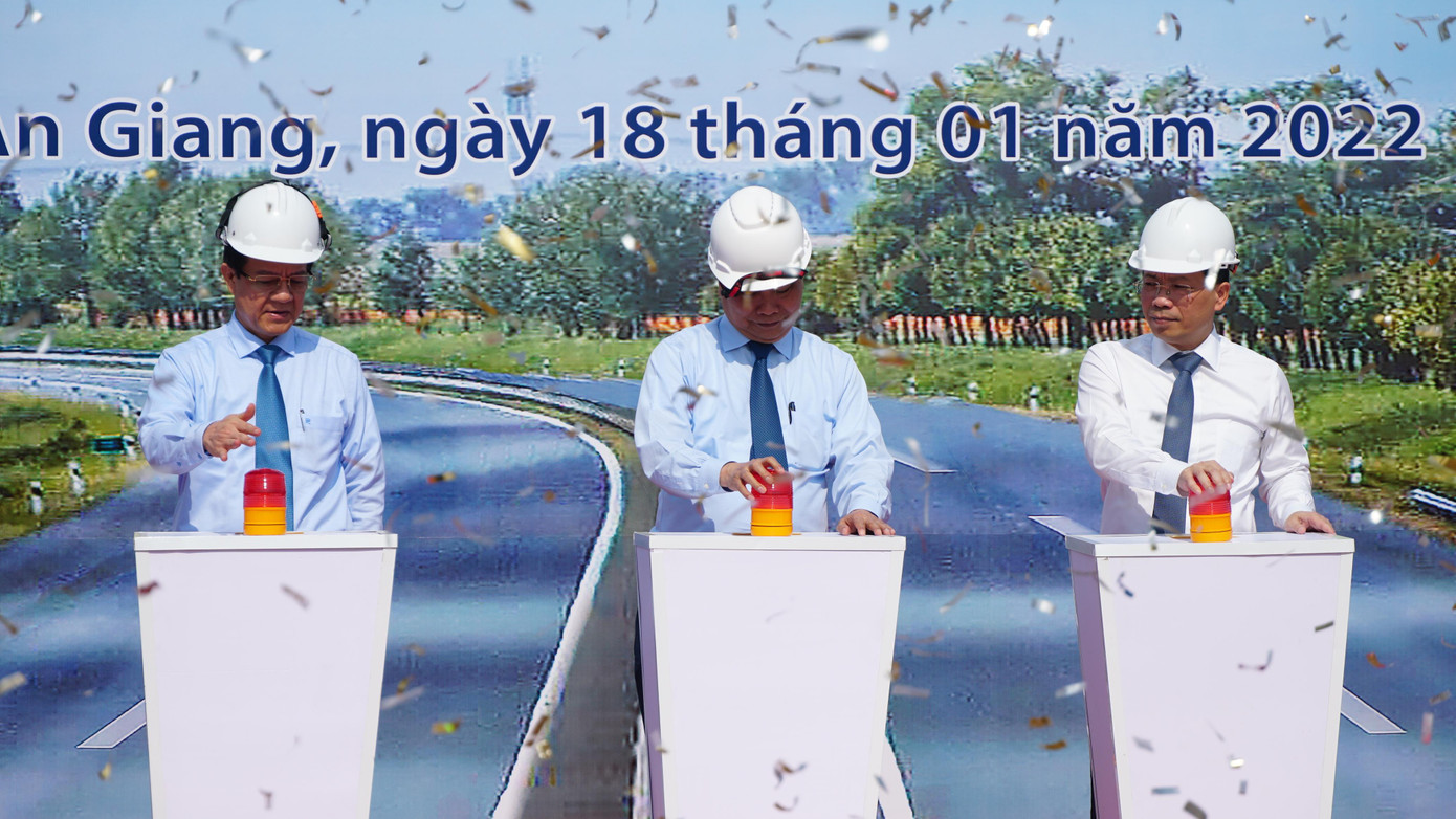 Chủ tịch nước Nguyễn Xuân Phúc cùng lãnh đạo các địa phương ấn nút khởi công - Ảnh: Kim Hà.