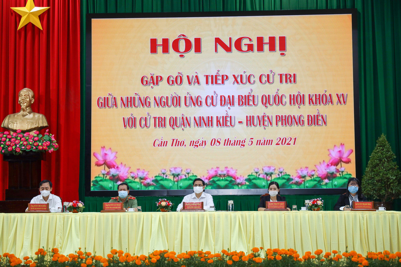 Các ứng cử viên thuộc tổ bầu cử số 1 gặp gỡ và tiếp xúc cử tri quận Ninh Kiều và huyện Phong Điền (TP Cần Thơ) - Ảnh: Kim Hà.