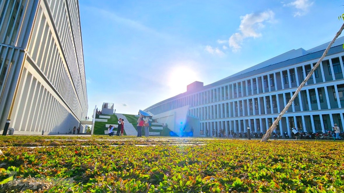 Từ lâu, Trường Đại học Cần Thơ cũng là một trong những địa điểm được nhiều cặp đôi chọn làm nơi chụp ảnh cưới, ảnh kỷ yếu hoặc những bộ hình ngoại cảnh để lưu lại những khoảnh khắc tươi đẹp trong đời. Nay, trường tiếp tục đầu tư công trình “Tòa nhà Phức hợp Phòng thí nghiệm” quy mô, không gian của công trình vô cùng ấn tượng khiến giới trẻ “đứng ngồi không yên” khi có nơi thỏa sức “sống ảo”. Ảnh: Kim Hà.
