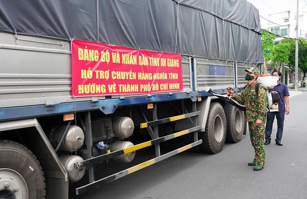 Tiến hành phun khử khuẩn phương tiện để đảm bảo an toàn phòng chống dịch.