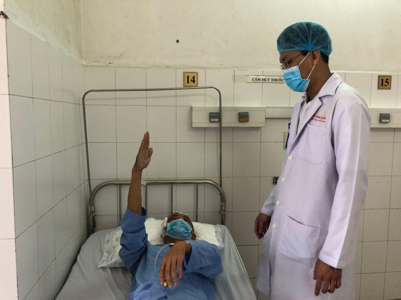 Anh T. thực hiện tốt các y lệnh sau phẫu thuật kéo dài 6 giờ. Anh T. thực hiện tốt các y lệnh sau phẫu thuật kéo dài 6 giờ.