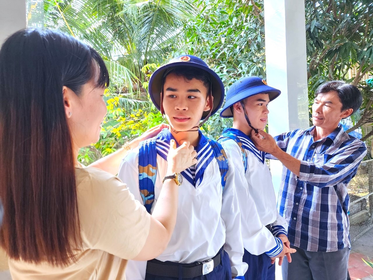 Vợ chồng anh Phát chuẩn bị hành trang tiễn hai con trai song sinh nhập ngũ.