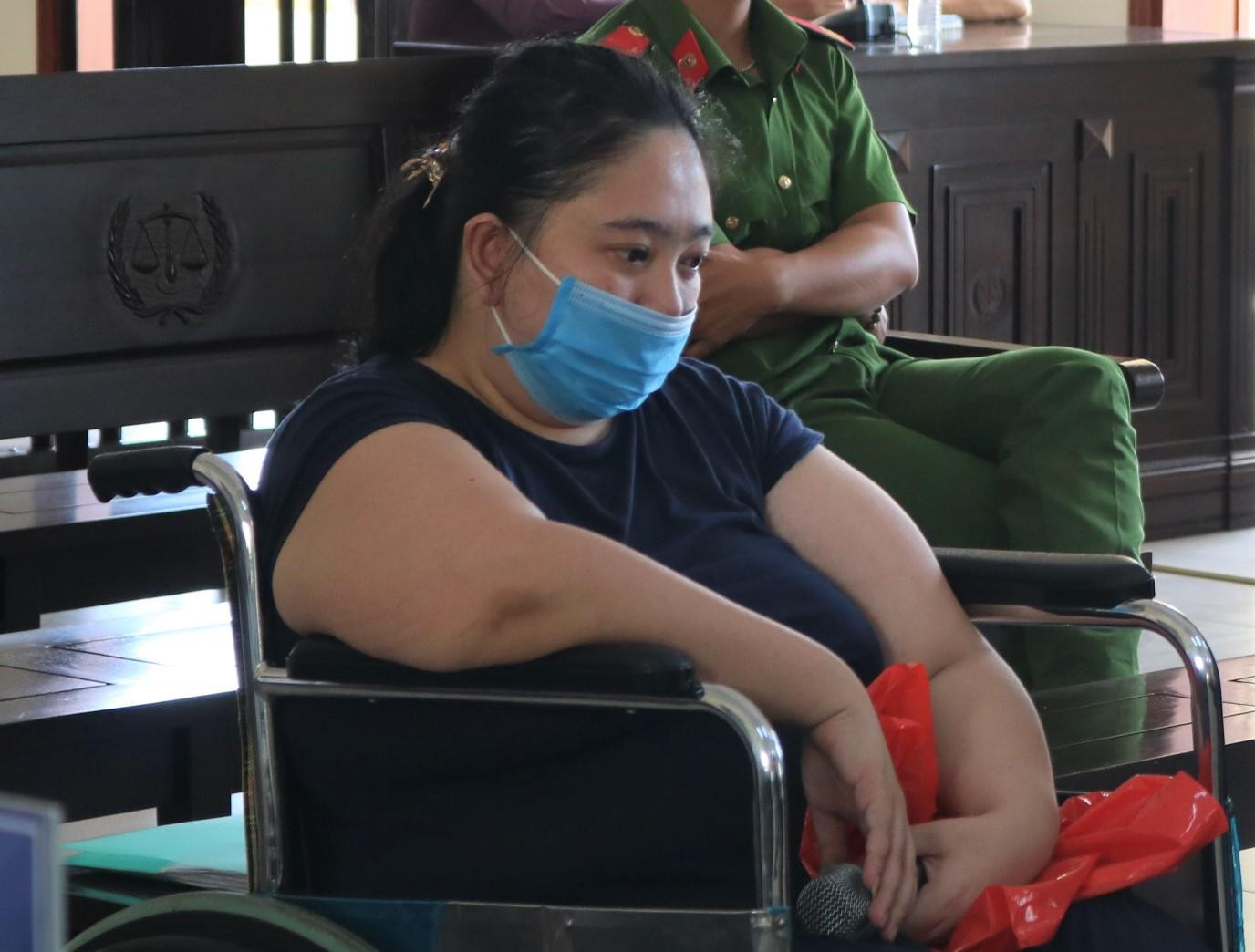 Bị cáo Thảo thể hiện sự mệt mỏi trước phiên tòa - Ảnh: Kim Hà. Bị cáo Thảo thể hiện sự mệt mỏi trước phiên tòa - Ảnh: Kim Hà.