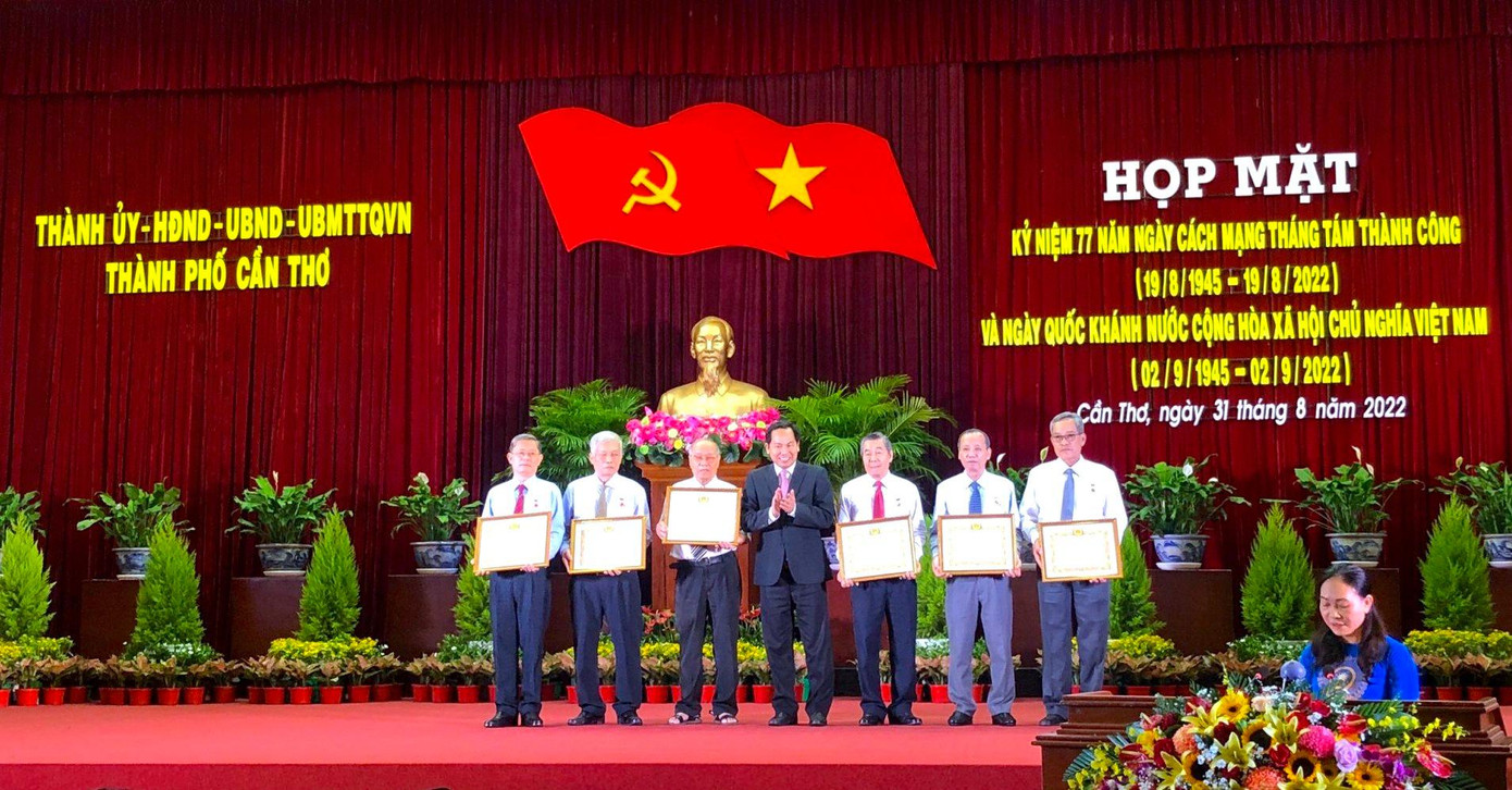 Ông Lê Quang Mạnh - Bí thư Thành uỷ Cần Thơ trao huy hiệu đảng cho 6 đảng viên cao tuổi - Ảnh: Kim Hà.