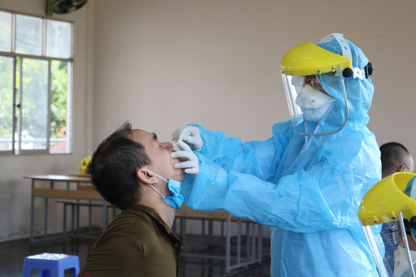 Lấy mẫu xét nghiệm tại khu cách ly - Ảnh: H. Hoa.