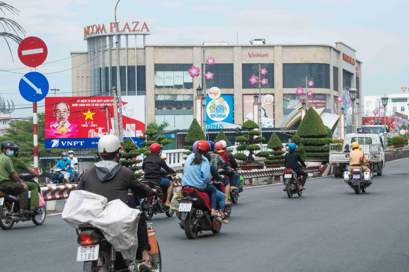 Lực lượng Công an tỉnh An Giang dẫn đoàn đưa người dân về quê nhà. Lực lượng Công an tỉnh An Giang dẫn đoàn đưa người dân về quê nhà.