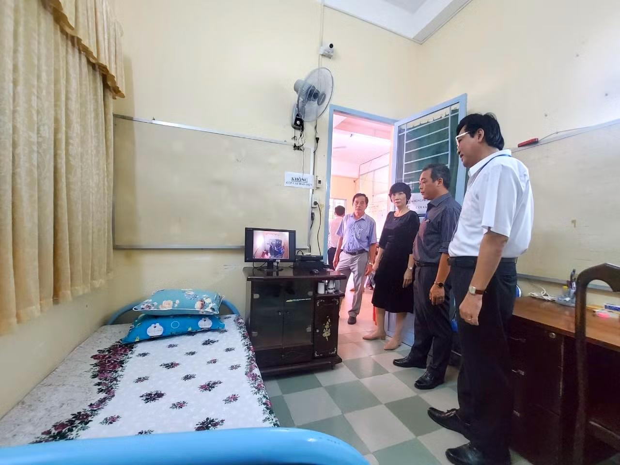 Phòng đề thi được bố trí đầy đủ các trang thiết bị, đảm bảo tính minh bạch - Ảnh: Kim Hà.