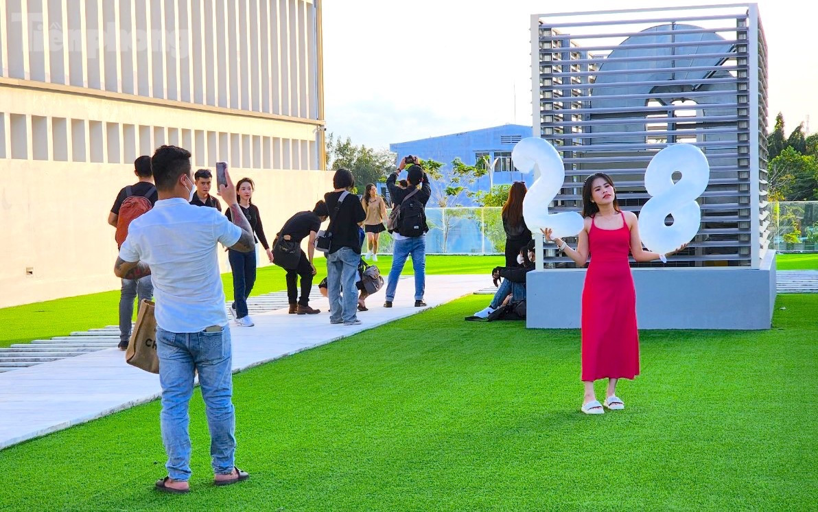 Riêng với các bạn sinh viên Đại học Cần Thơ, đây cũng là niềm tự hào để hãnh diện khoe với mọi người khi nhắc tới ngôi trường mình. Ảnh: Kim Hà.