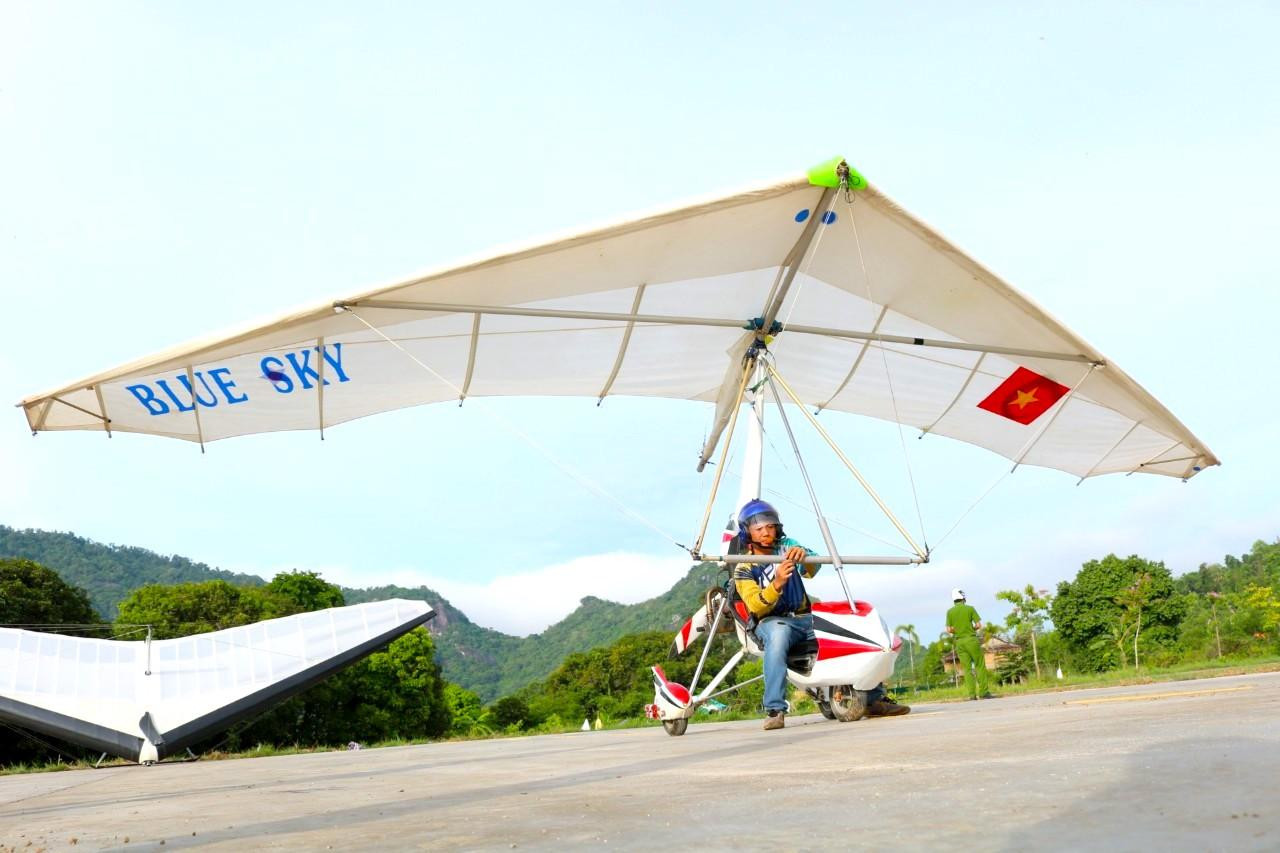 Khác với năm trước, năm 2022 ngoài biểu diễn dù lượn, còn có biểu diễn diều lượn động cơ và máy bay mô hình có phản lực - Ảnh: Kim Hà.