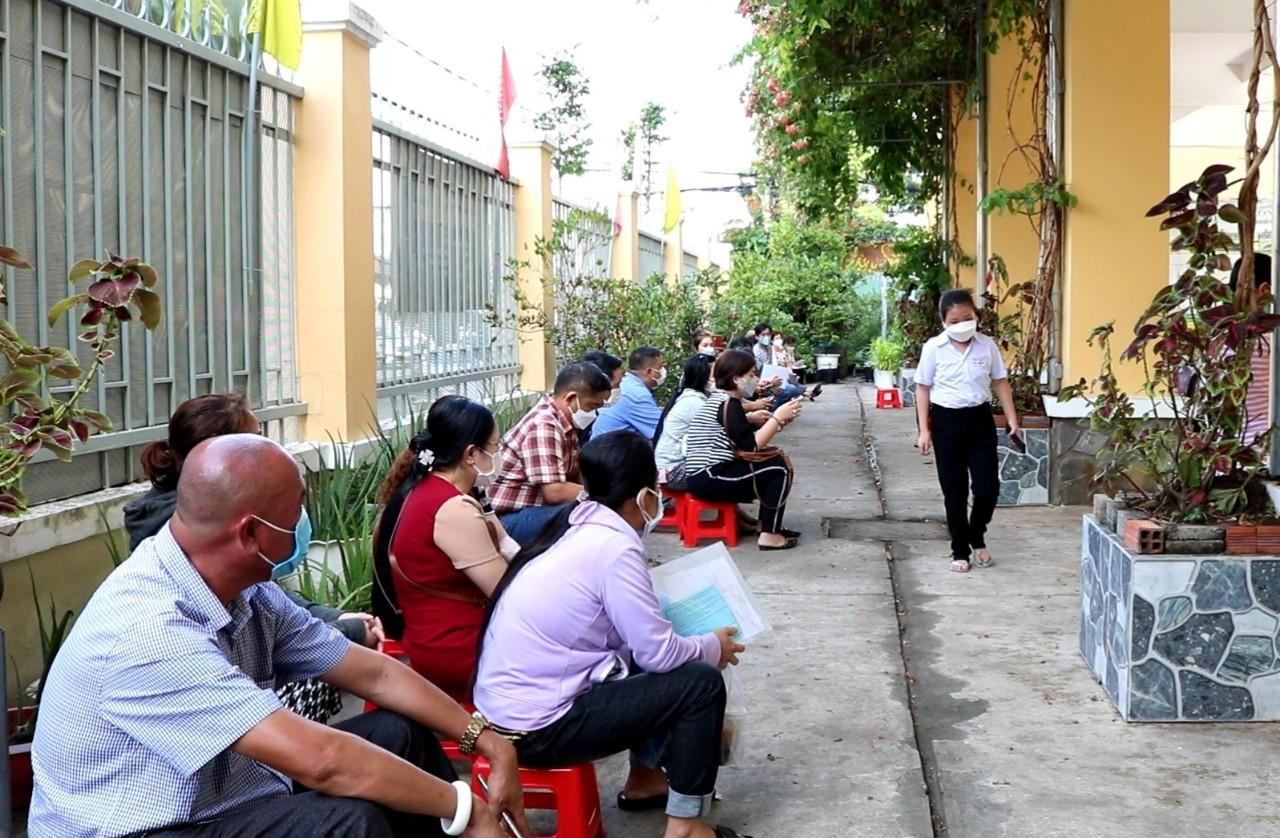 Phụ huynh chờ con tại điểm tiêm - Ảnh: Kim Hà. Phụ huynh chờ con tại điểm tiêm - Ảnh: Kim Hà.