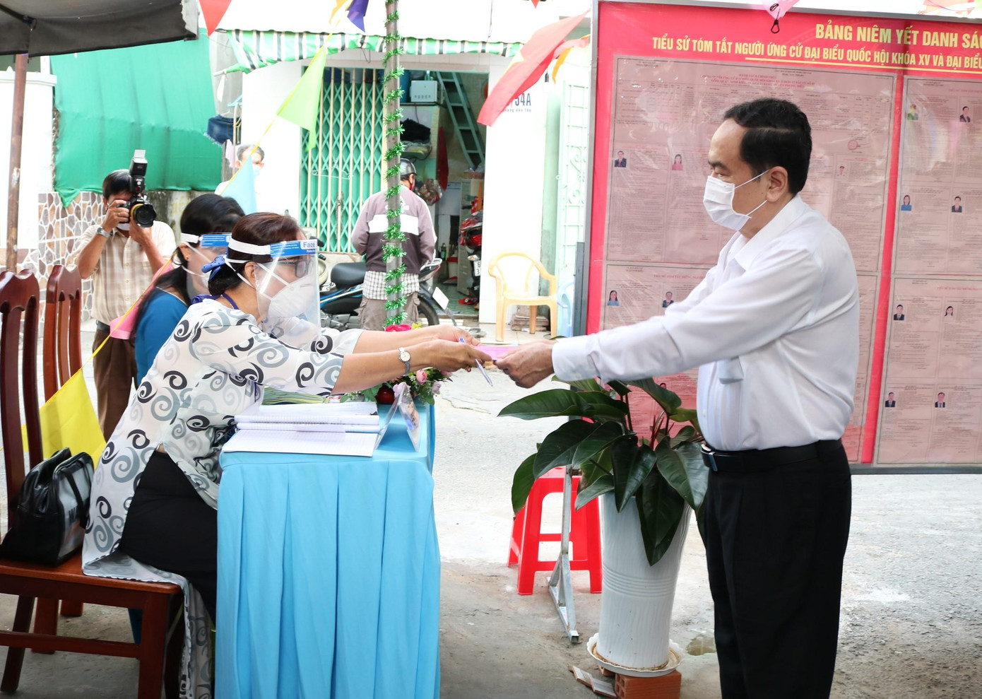 Ông Trần Thanh Mẫn đưa thẻ cử tri và nhận phiếu bầu cử - Ảnh: Kim Hà.