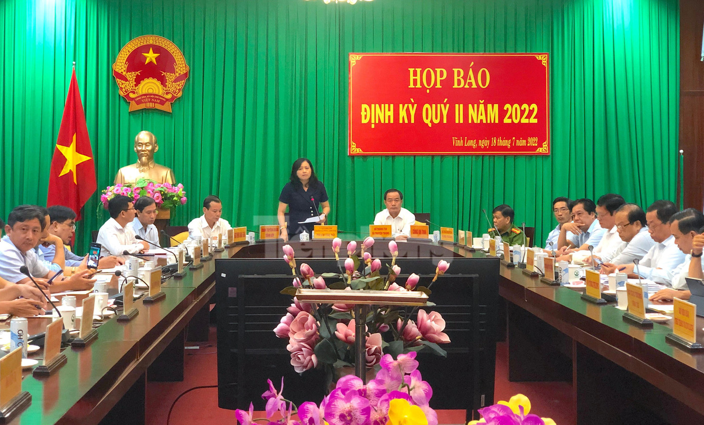 Bà Phạm Thị Nở - Chánh Văn phòng UBND tỉnh Vĩnh Long trả lời tại họp báo - Ảnh: Kim Hà. Bà Phạm Thị Nở - Chánh Văn phòng UBND tỉnh Vĩnh Long trả lời tại họp báo - Ảnh: Kim Hà.