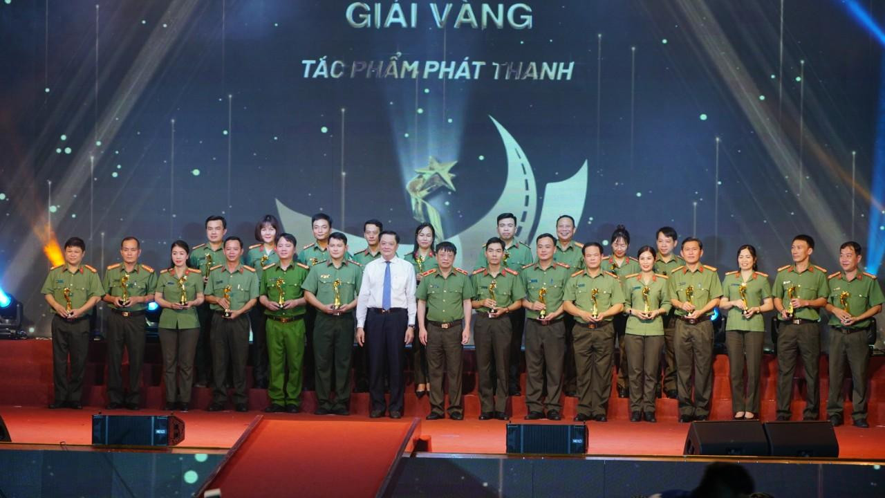 Ông Dương Tấn Hiển - Phó Chủ tịch Thường trực UBND TP Cần Thơ trao giải vàng tác phẩm phát thanh cho các đơn vị xuất sắc. Ông Dương Tấn Hiển - Phó Chủ tịch Thường trực UBND TP Cần Thơ trao giải vàng tác phẩm phát thanh cho các đơn vị xuất sắc.