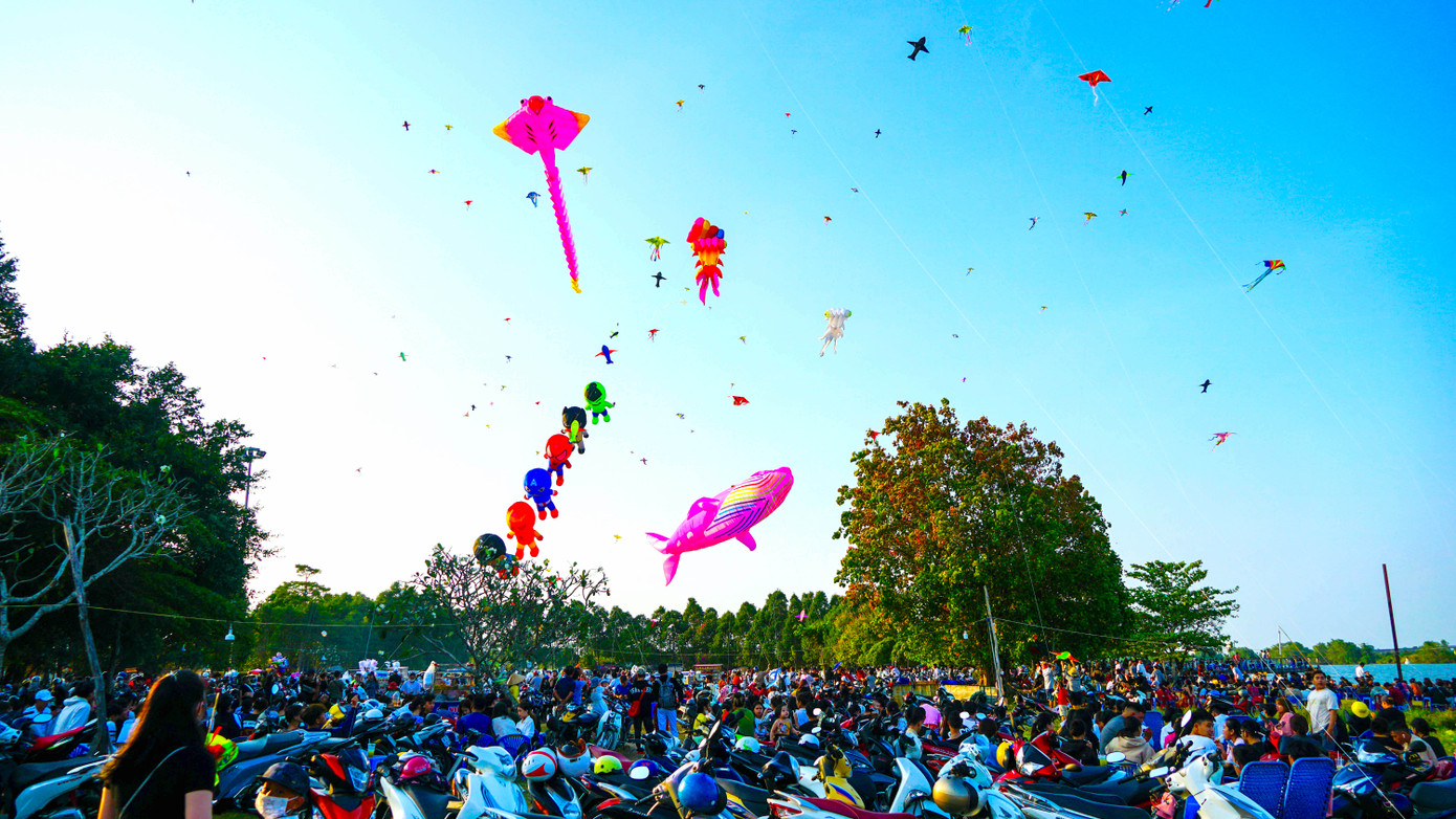 Những năm gần đây, thả diều – trò chơi tuổi thơ bỗng “hot” trở lại với người dân đang sinh sống tại TP Cần Thơ. Không chỉ có trẻ con, mà cả các bạn trẻ, người lớn đều cùng chung niềm đam mê với “bộ môn trên bầu trời” này. Những năm gần đây, thả diều – trò chơi tuổi thơ bỗng “hot” trở lại với người dân đang sinh sống tại TP Cần Thơ. Không chỉ có trẻ con, mà cả các bạn trẻ, người lớn đều cùng chung niềm đam mê với “bộ môn trên bầu trời” này.