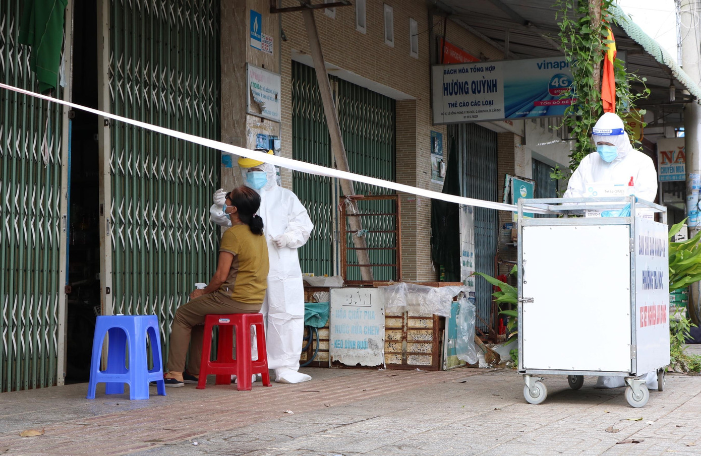Người dân chỉ cần ra trước cửa nhà để được lấy mẫu - Ảnh: Kim Hà.