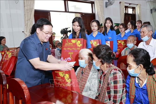 Chủ tịch Quốc hội Vương Đình Huệ thăm và chúc Tết tại An Giang. Ảnh: TTXVN. Chủ tịch Quốc hội Vương Đình Huệ thăm và chúc Tết tại An Giang. Ảnh: TTXVN.