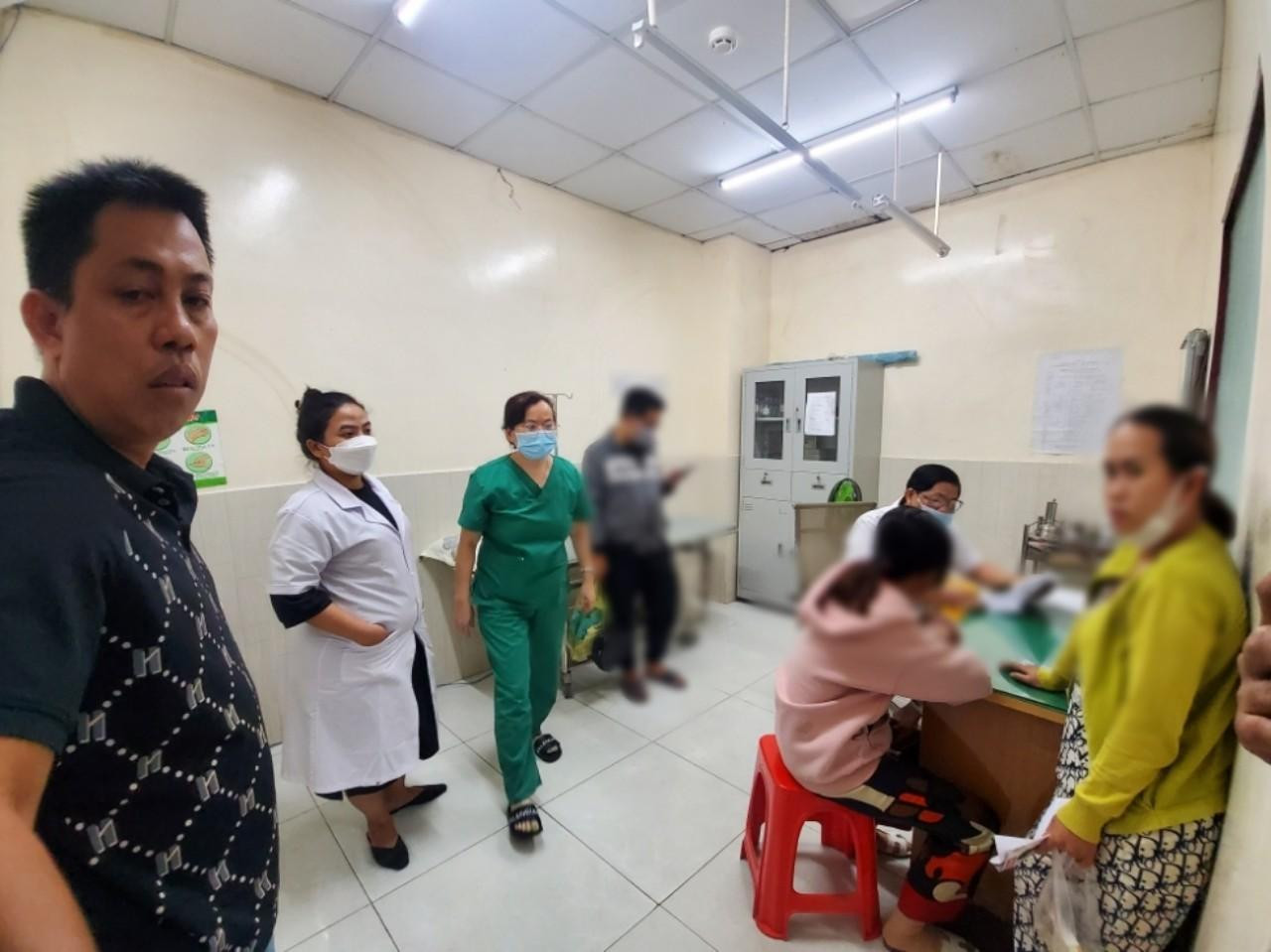 Người nhà nạn nhân T. kéo đến Phòng khám Đa khoa Cần Thơ chiều 3/10, yêu cầu giải thích về chẩn đoán không chính xác - Ảnh: Kim Hà.
