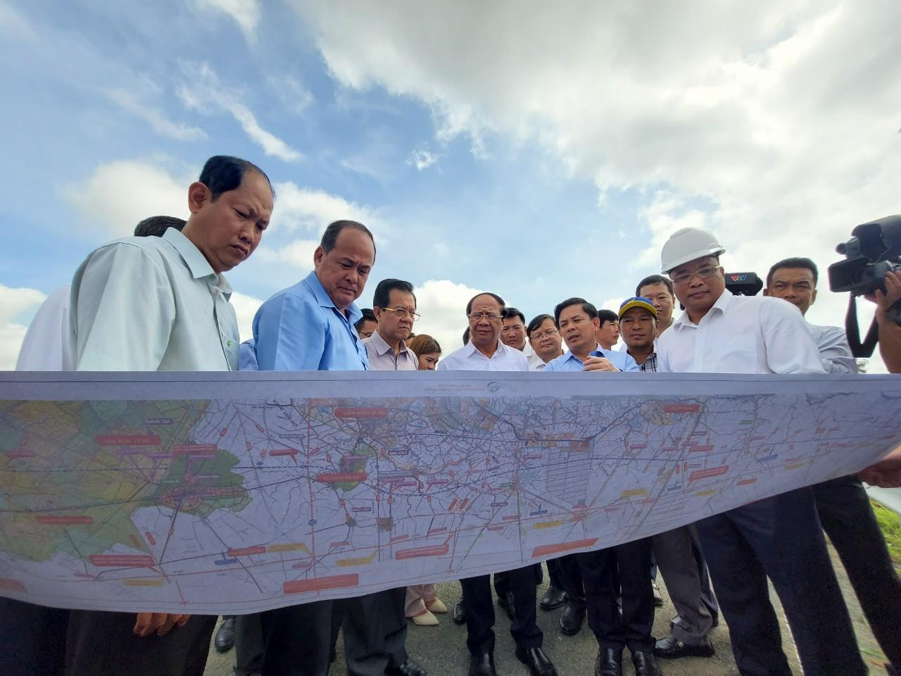 Phó Thủ tướng Lê Văn Thành cùng đoàn công tác khảo sát tại điểm đầu (TP Châu Đốc) của dự án cao tốc Châu Đốc - Cần Thơ - Sóc Trăng. Ảnh: Kim Hà. Phó Thủ tướng Lê Văn Thành cùng đoàn công tác khảo sát tại điểm đầu (TP Châu Đốc) của dự án cao tốc Châu Đốc - Cần Thơ - Sóc Trăng. Ảnh: Kim Hà.