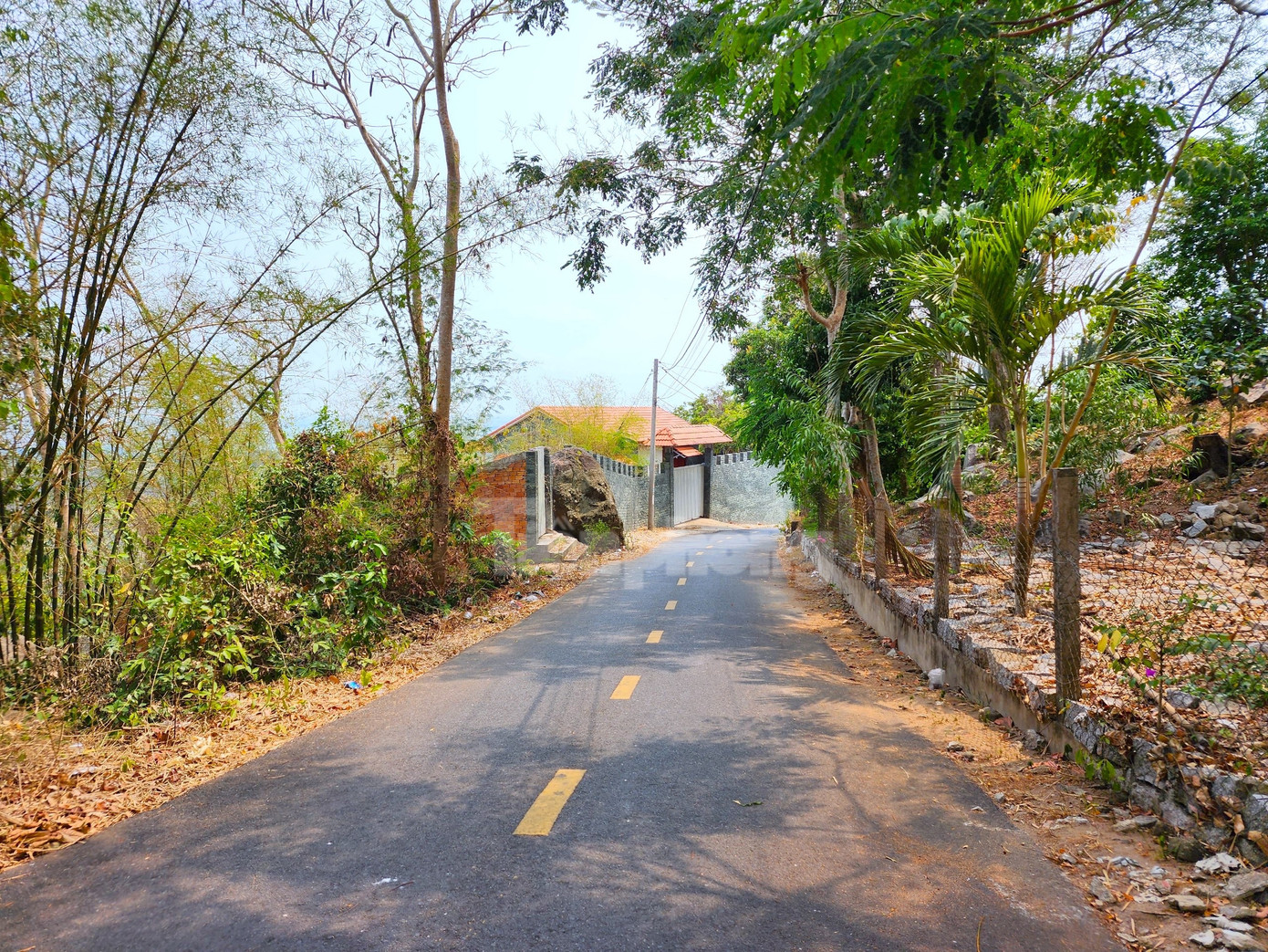 Tiếp theo là công trình nhà của ông P. (ngụ TP Long Xuyên, tỉnh An Giang) cũng được xây dựng cặp trên tuyến đường này. Ảnh: Kim Hà.